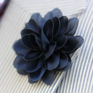 Warren Asher Boutonnière à Fleur Bleu Marine « La Subtile » Acheter 14